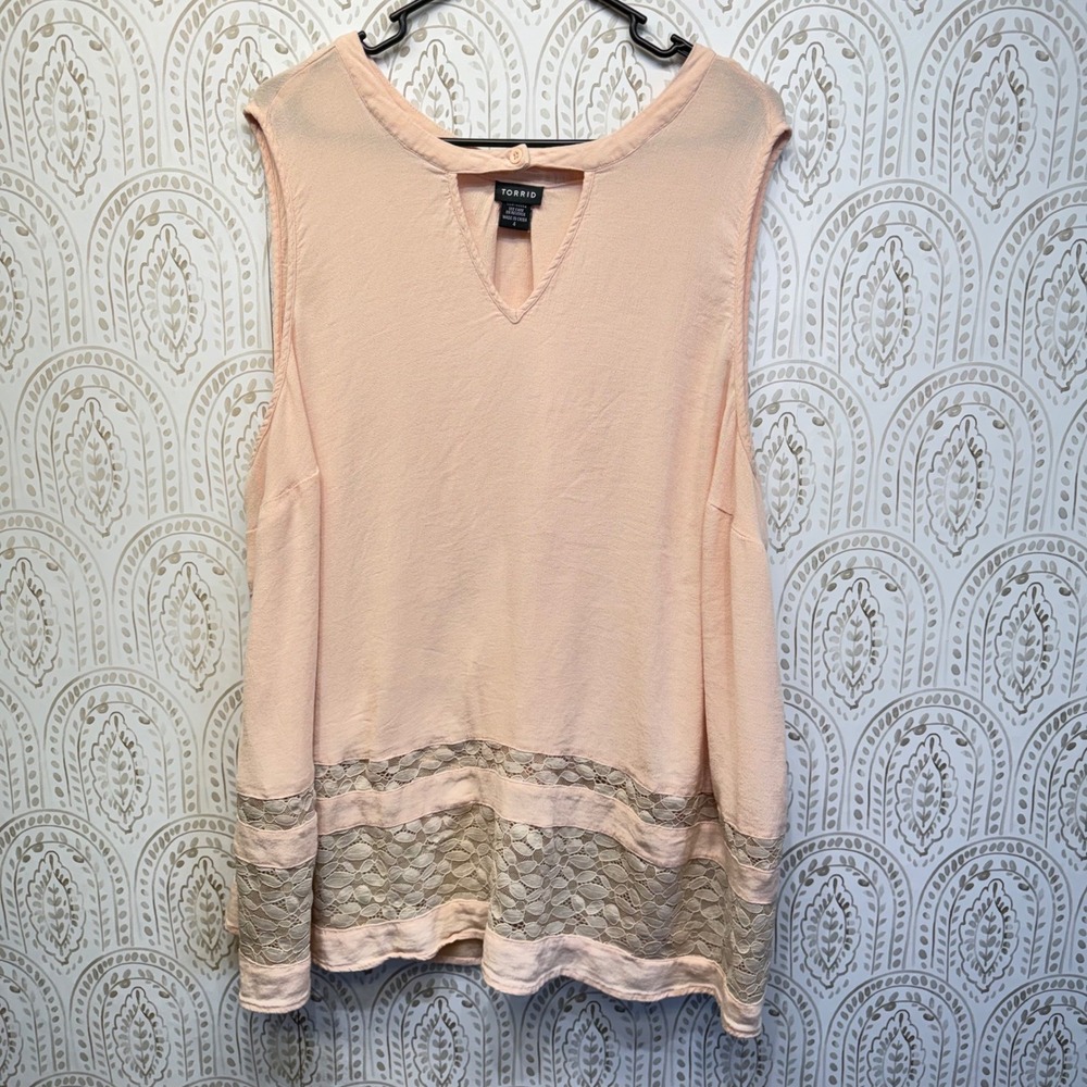 Torrid Sleeveless Blouse Womens 4 Peach‎ Lace Trim Rayon V-Neck Keyhole Top